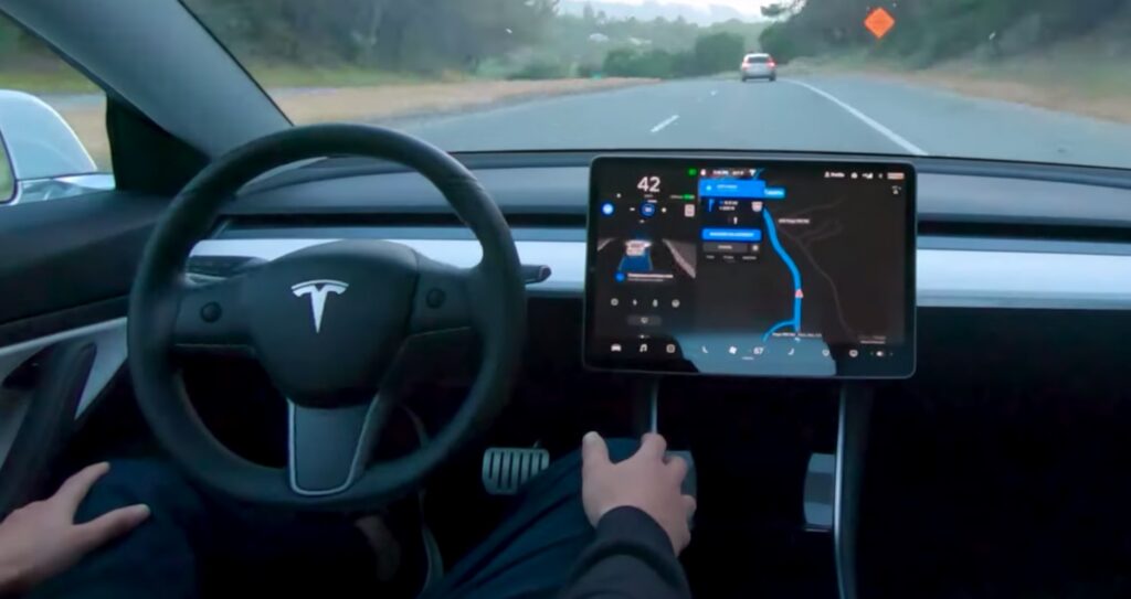 Tampilan antarmuka Tesla Assisted Driving pada layar sentuh kabin kendaraan