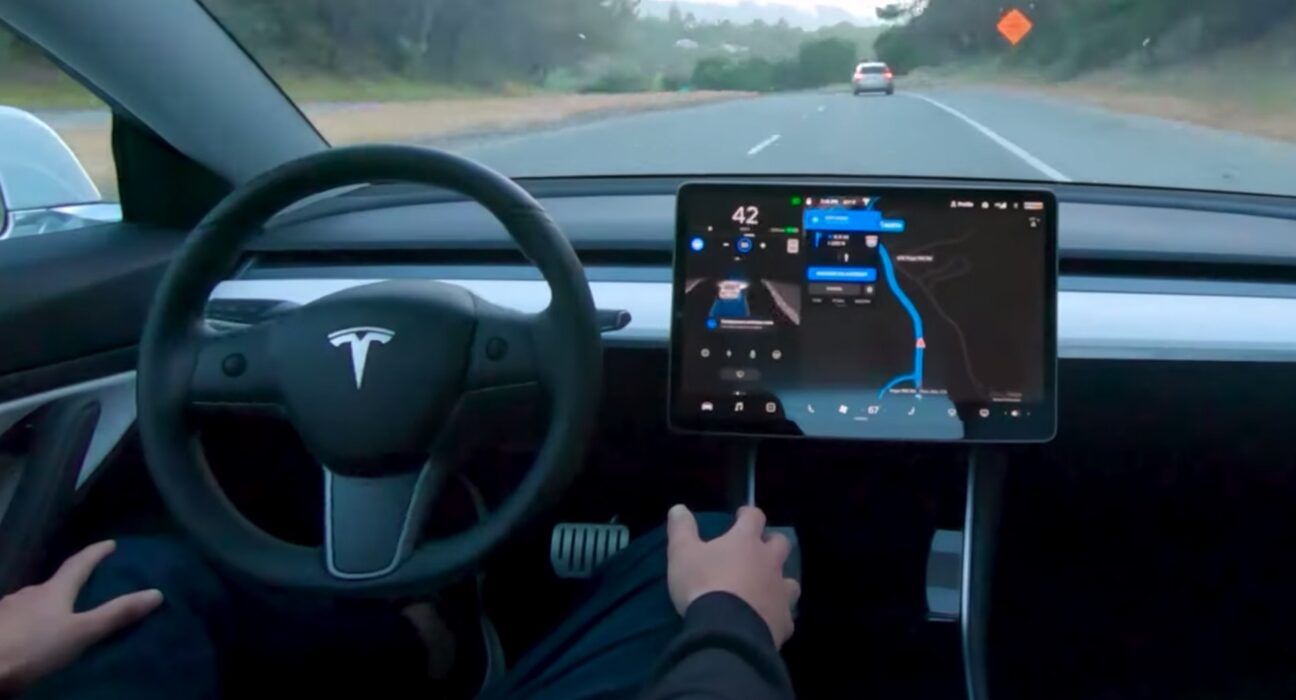 Tampilan antarmuka Tesla Assisted Driving pada layar sentuh kabin kendaraan