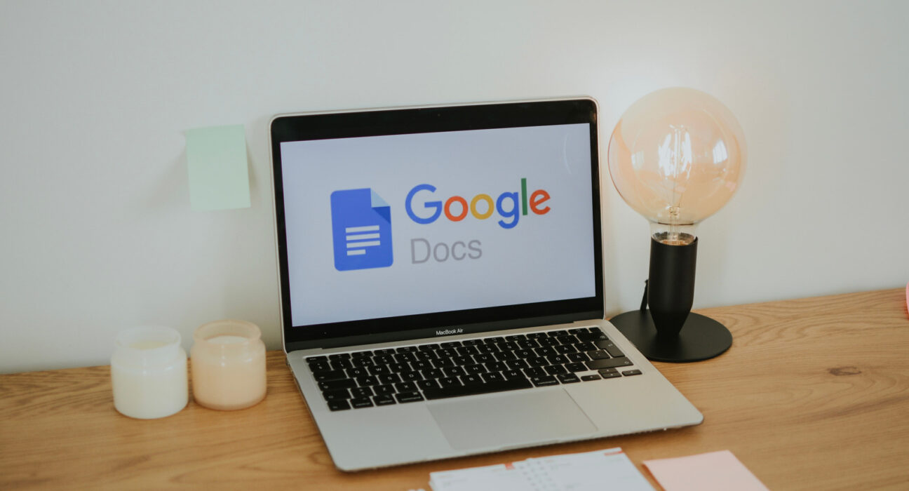 Tampilan antarmuka Google Docs dengan tema gelap dark mode di peramban web