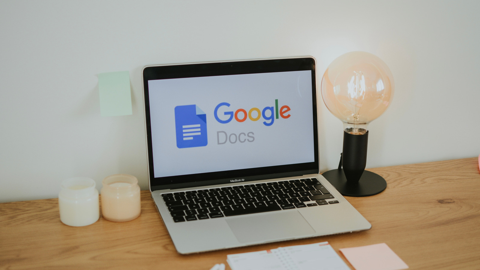 Tampilan antarmuka Google Docs dengan tema gelap dark mode di peramban web