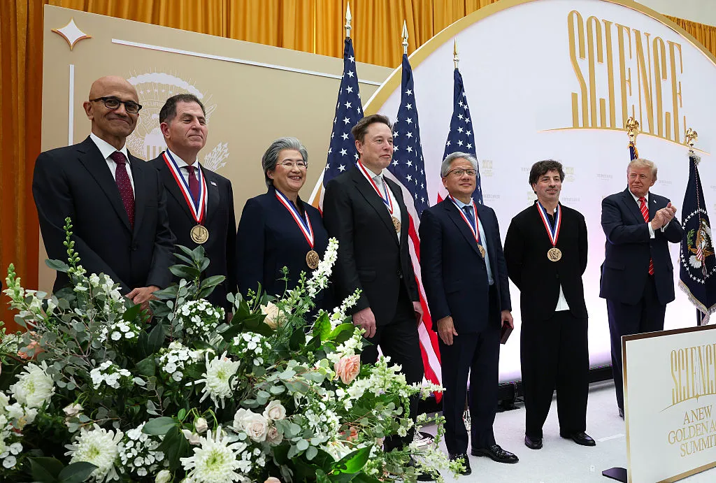 Presiden Donald Trump saat menganugerahkan penghargaan medali sains nasional kepada para tokoh teknologi di KTT Inovasi Gedung Putih
