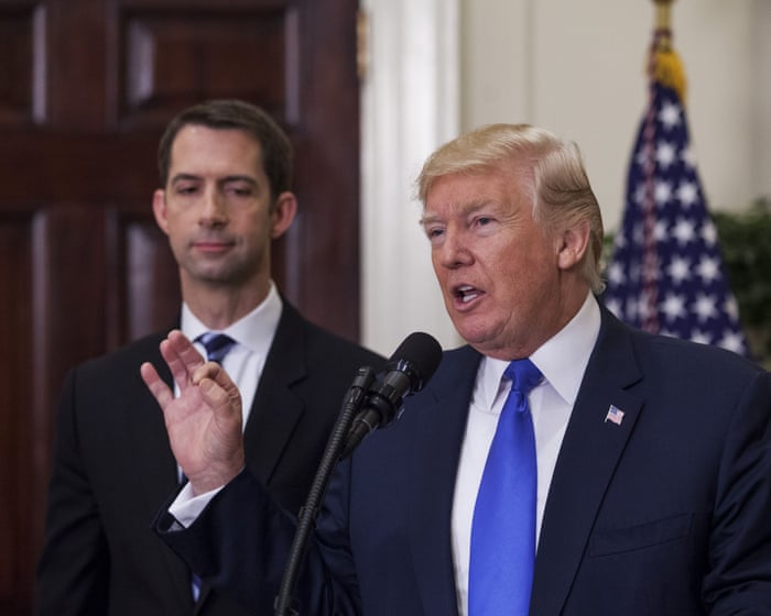 Donald Trump dan Senator Tom Cotton dalam pertemuan politik di Washington