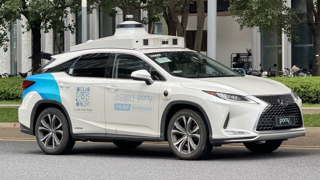 Kendaraan otonom robotaxi Pony.ai dilengkapi sensor LiDAR dan kamera navigasi cerdas di jalan raya