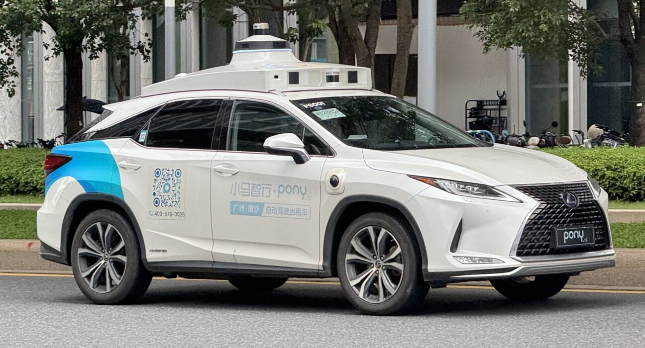 Kendaraan otonom robotaxi Pony.ai dilengkapi sensor LiDAR dan kamera navigasi cerdas di jalan raya
