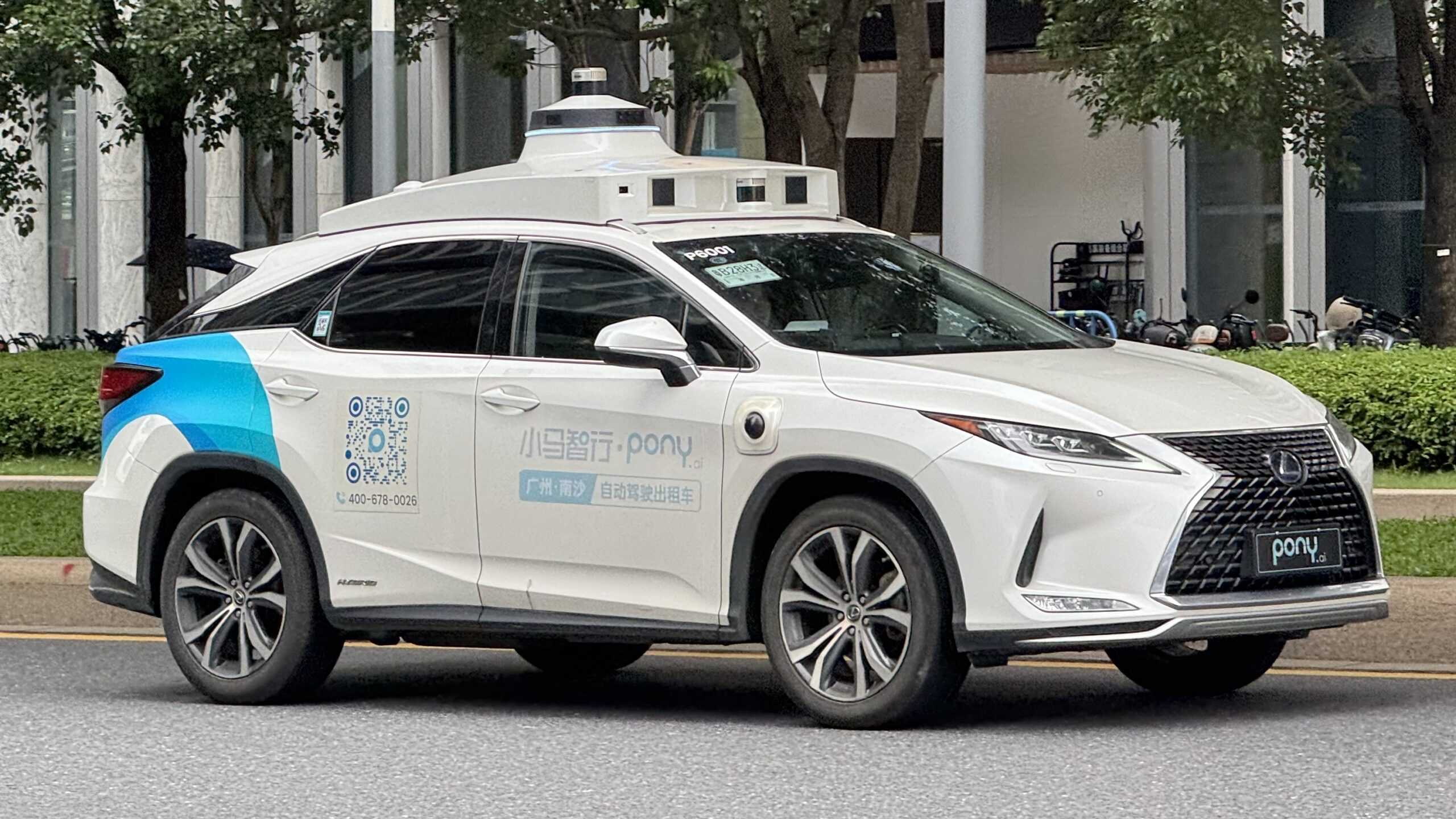 Kendaraan otonom robotaxi Pony.ai dilengkapi sensor LiDAR dan kamera navigasi cerdas di jalan raya