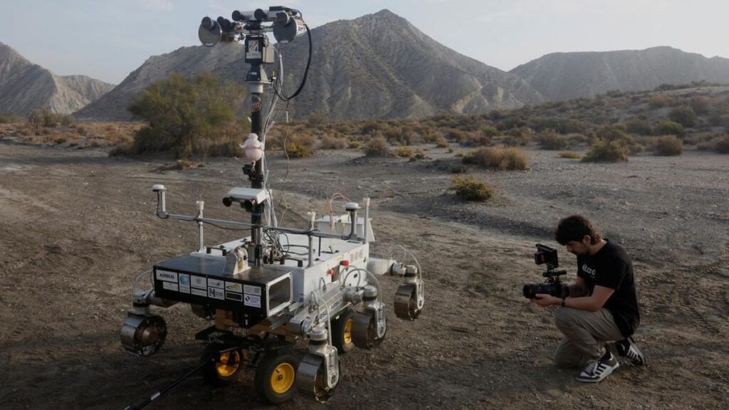 Tim teknisi ESA dan Airbus menguji prototipe rover Charlie di Gurun Tabernas Spanyol untuk misi Mars 2030