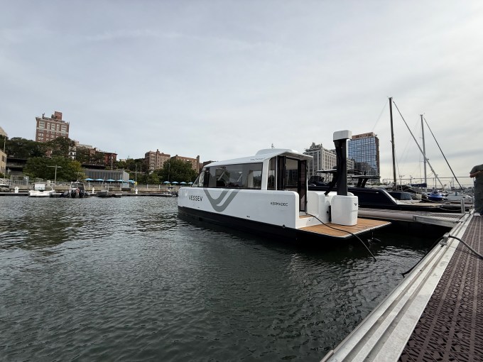 Kapal feri listrik bertenaga hydrofoil Vessev VS-9 bersandar di dermaga.