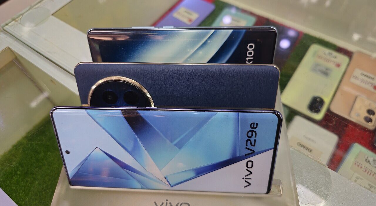 Desain smartphone vivo lini seri V dengan modul kamera elegan dan bodi ramping