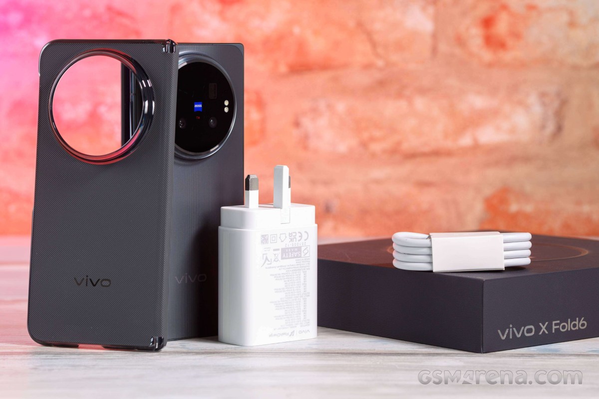 Ponsel lipat flagship vivo X Fold6 dalam paket penjualan global lengkap dengan aksesoris charger 80W