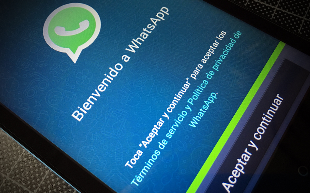 Aplikasi pesan instan WhatsApp pada layar smartphone dengan tampilan antarmuka pesan terkini